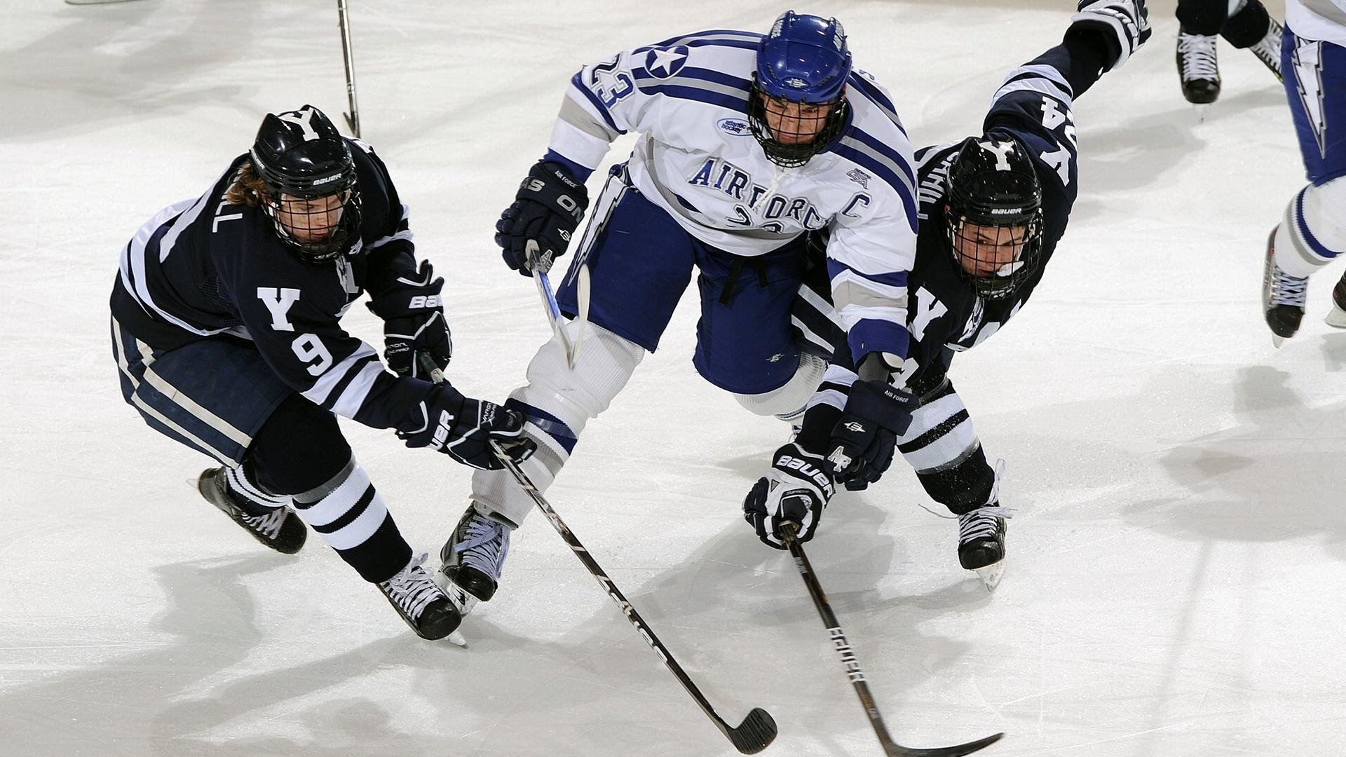 墨西哥队员滑雪鞋踢足球？新战术引争议，墨西哥选手穿李宁